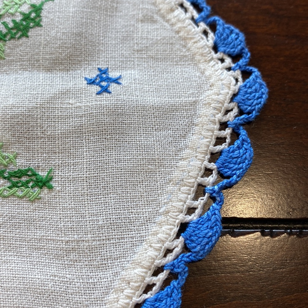 Vintage Hand Cross Stitched Crocheted Floral Table Runner Dresser Scarf! - Picture 3 of 4